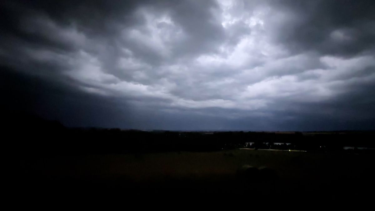 Česko v noci zasáhnou silné bouřky, varovali meteorologové